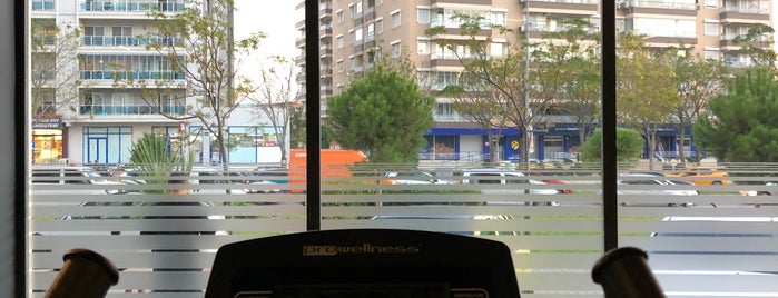 Gymlife is one of สถานที่ที่ hakan ถูกใจ.