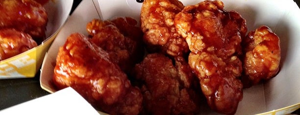 Buffalo Wild Wings is one of Amneさんのお気に入りスポット.