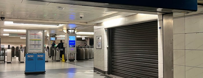 Monument London Underground Station is one of Georgie Commute.