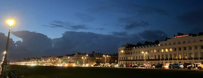 Hove Lawns is one of Tempat yang Disukai Jon.