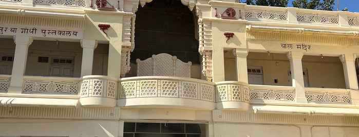 Kirti Mandir (Birth place of Mahatma Gandhi) is one of "The Immortals" Celebrities Homes/Birthplaces..