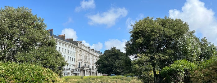 Adelaide Crescent is one of Tempat yang Disukai Damon.