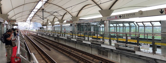 Wuzhou Avenue Metro Station is one of 上海轨道交通6号线 | Shanghai Metro Line 6.