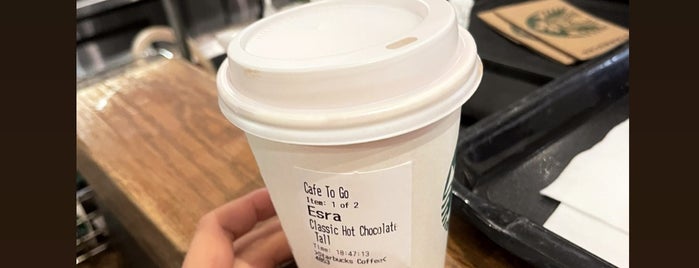 Starbucks is one of Tempat yang Disukai Emrah.