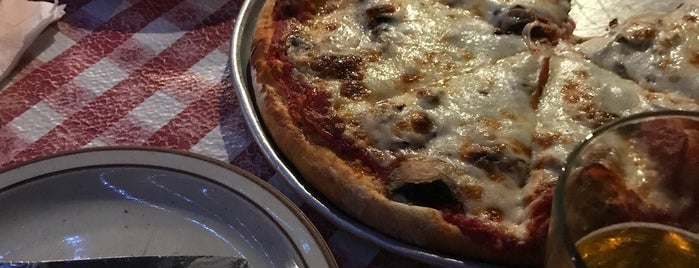 Filippi's Pizza Grotto is one of Saeed : понравившиеся места.