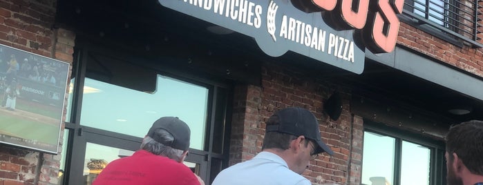 Caruso's Sandwiches & Artisan Pizza is one of สถานที่ที่ Sierra ถูกใจ.