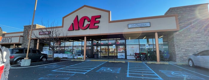 Argonne Ace Hardware is one of Tempat yang Disukai Janice.