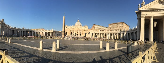 Saint Peter's Square is one of Julia’s Liked Places.
