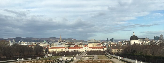 Jardines del Palacio de Belvedere is one of Lugares favoritos de Julia.