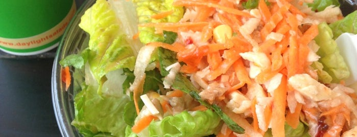 Day Light Salads is one of สถานที่ที่ Karla ถูกใจ.