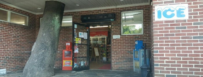 Moore's Country Store is one of Tempat yang Disukai Sandra.