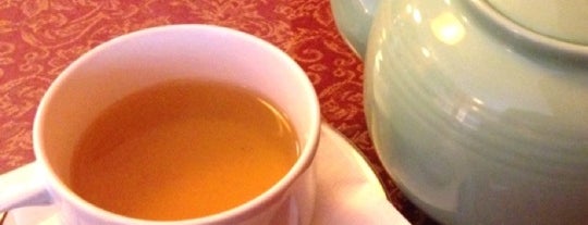 Earth & Tea Cafe is one of Locais salvos de Kristen.