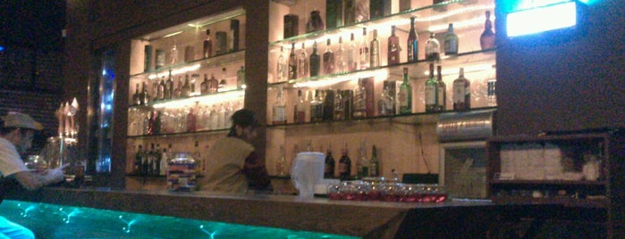 Caracas Bar is one of Bares.