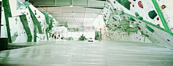 Ostbloc Boulderhalle is one of Mairaさんのお気に入りスポット.