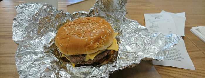Five Guys is one of Paulさんのお気に入りスポット.