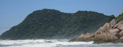Praia do Tombo is one of Fernandoさんのお気に入りスポット.
