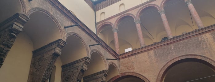Museo Civico Medievale is one of Tempat yang Disukai Invasioni Digitali.