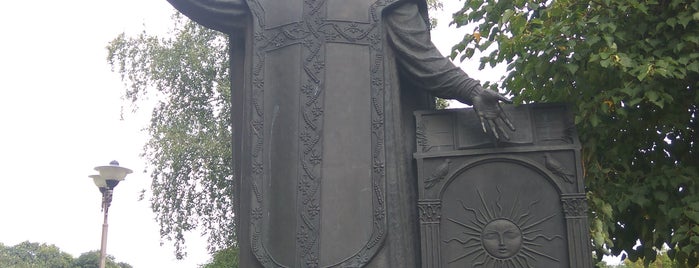 Памятник Франциску Скорине is one of Tempat yang Disukai Dmitriy.