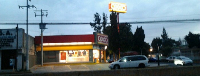 OXXO is one of Locais curtidos por Manuel.