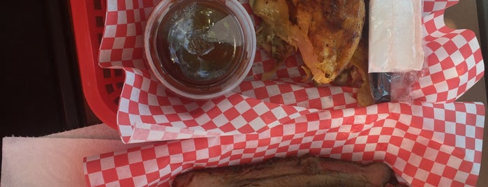 Salty's BBQ & Catering is one of Lieux qui ont plu à Ross.