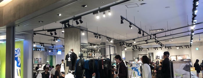 Adidas Originals Store is one of Orte, die Shank gefallen.