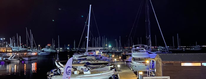 Yacht Club Sozopol is one of i.amg.i'nin Beğendiği Mekanlar.