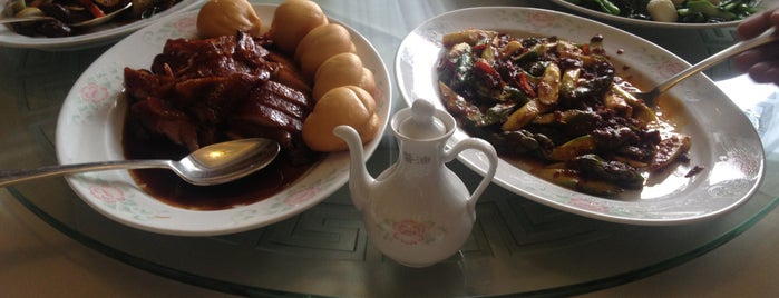 Meisan Szechuan Restaurant 眉山菜馆 is one of Locais curtidos por Roger.