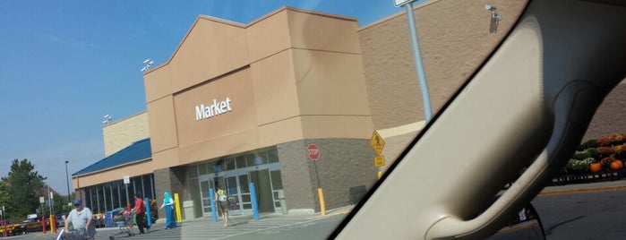 Walmart Supercenter is one of Lugares favoritos de Macy.