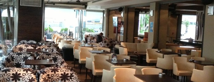 Corte Café lounge is one of Tempat yang Disimpan Ifigenia.