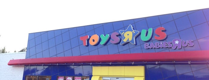 Toys"R"Us is one of Jenniferさんのお気に入りスポット.