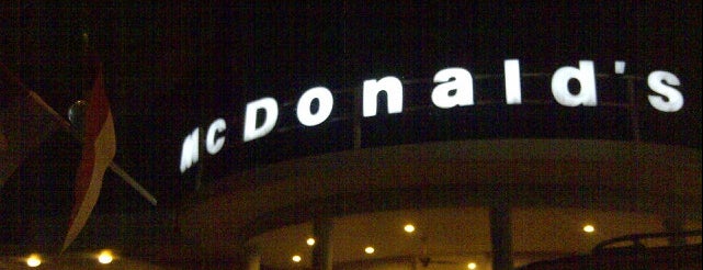 McDonald's & McCafé is one of Tempat yang Disukai donnell.