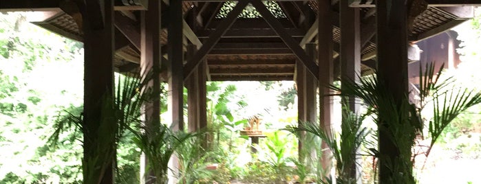 Angkor Village Resort And Spa is one of Tempat yang Disukai Christine.