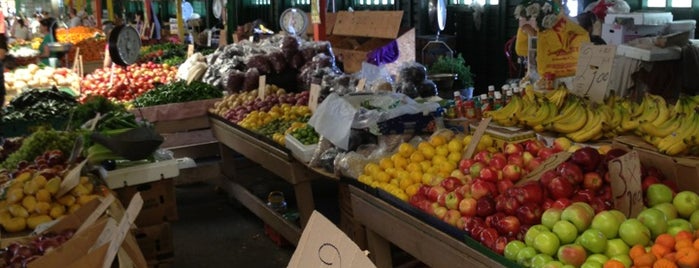 Denio's Roseville Farmers Market & Swap Meet is one of Lugares favoritos de Terry.