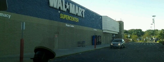 Walmart Supercenter is one of Posti che sono piaciuti a Lizzie.