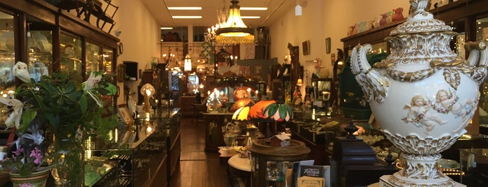 Bathhouse Row Antiques is one of Hot Springs.