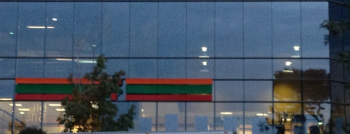 7- Eleven is one of Orte, die  Alcander  gefallen.