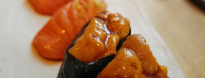 Akiko’s Restaurant & Sushi Bar is one of Lugares guardados de Christian.