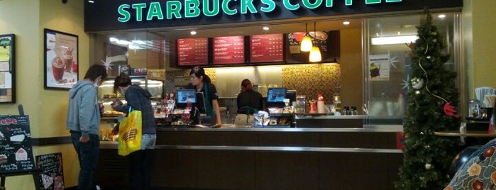Starbucks is one of Lugares favoritos de Sada.