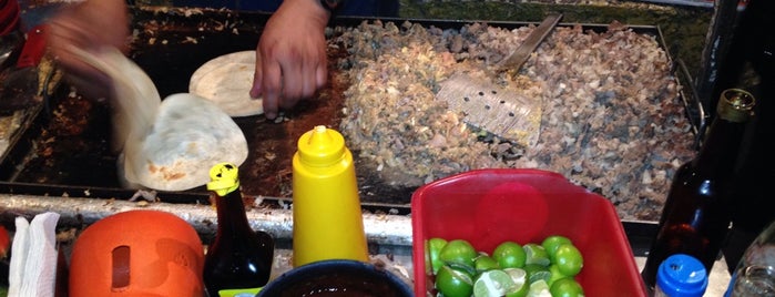 Tacos de Julio's is one of สถานที่ที่บันทึกไว้ของ Eric.
