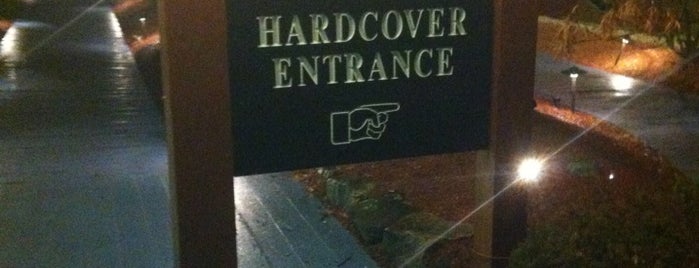Hardcover Restaurant is one of สถานที่ที่ Robert ถูกใจ.