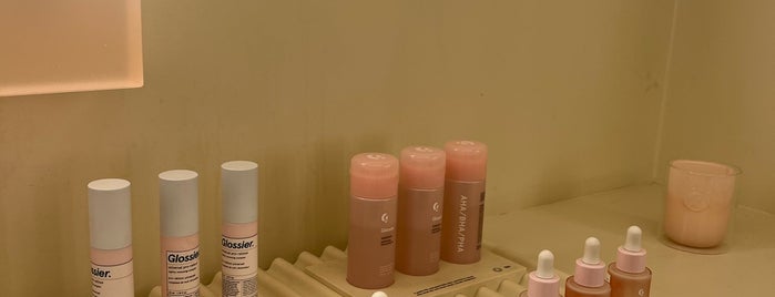 Glossier is one of NYC 🗽🤍.