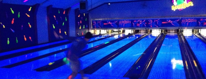 Stone Bowling Lanes is one of Lugares favoritos de Anna.