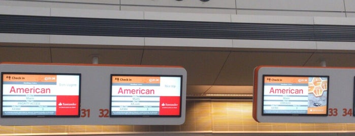American Airlines Check-in is one of Lugares favoritos de Yael.