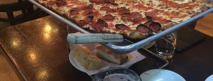 Harry's Italian Pizza Bar is one of Tempat yang Disukai Direnc.