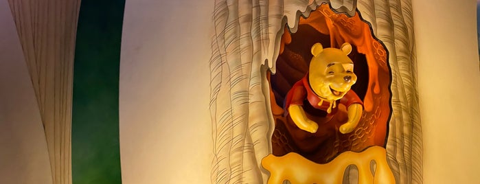 The Many Adventures of Winnie the Pooh is one of Orte, die James gefallen.