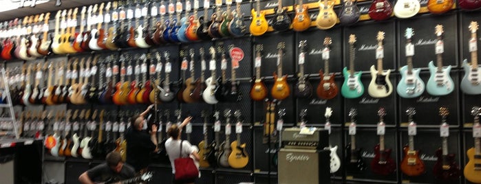 Guitar Center is one of Mary'ın Beğendiği Mekanlar.