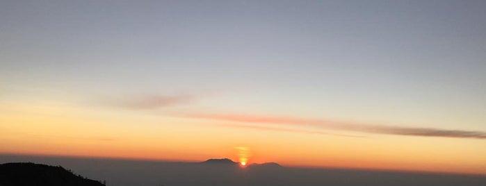 Bromo Sunrise View Point is one of angeline : понравившиеся места.