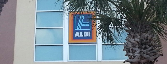 ALDI is one of สถานที่ที่ Lisa ถูกใจ.