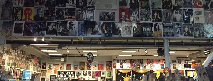 Amoeba Music is one of Locais curtidos por Nelly.
