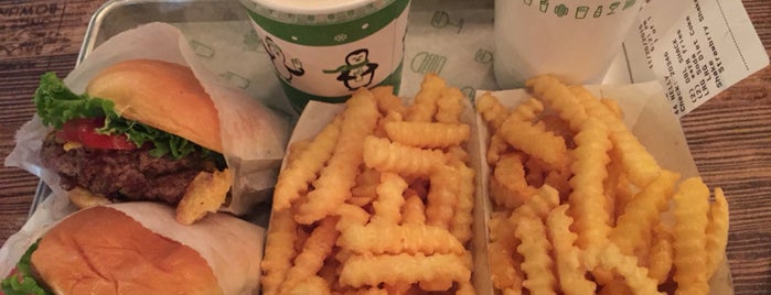 Shake Shack is one of Locais curtidos por Nelly.